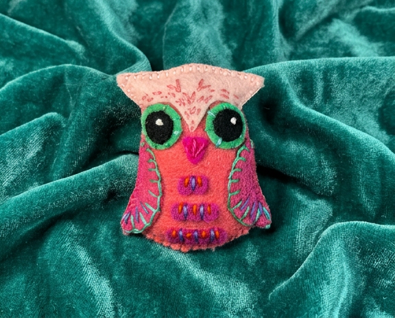 Pink owl felt brooch
